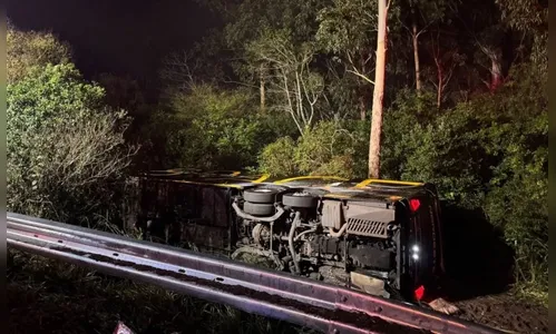 Ônibus que saiu de Curitiba tomba e deixa um morto na Grande Porto Alegre