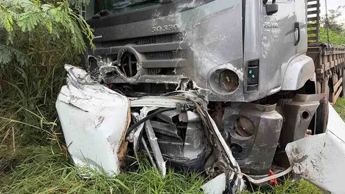 Acidente na PR-082 entre carro e caminhão próximo à entrada de São João do Ivaí