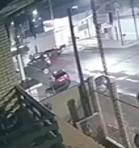 Acidente ocorreu por volta das 3h30, no cruzamento das ruas Antônio Cândido Cavalin e Lino Esculápio