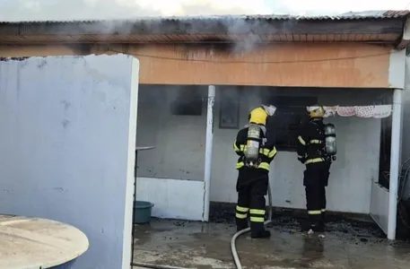 Após controlar as chamas, equipes do Corpo de Bombeiros acionaram a polícia para registrar a ocorrência