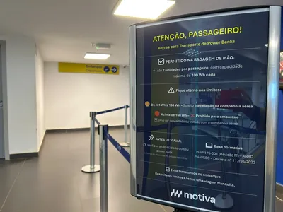 Aviso na entrada da área de embarque do Aeroporto de Londrina