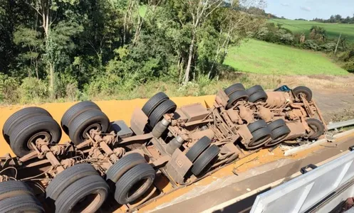 Caminhão saiu da pista e capotou na rodovia BR-282