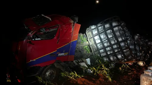Caminhão saiu de pista e motorista ficou ferido