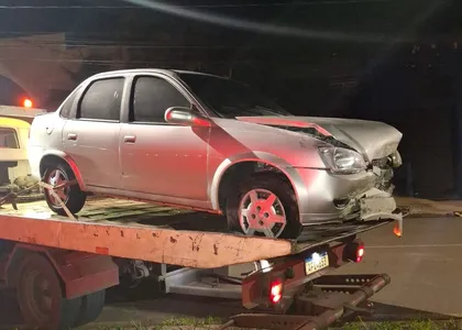 Carro, com placas de Londrina, ficou bastante danificado