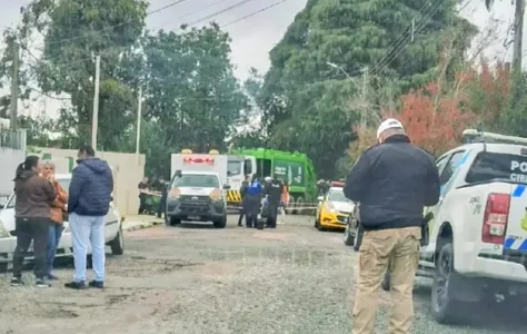Equipes de socorro foram acionadas e chegaram a realizar tentativas de reanimação, mas o jovem não resistiu aos ferimentos e morreu no local