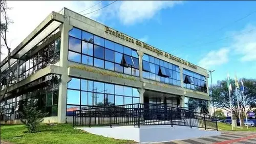 Exames de próstata em mulheres e CPFs de mortos embasam investigação sobre superfaturamento no PR
