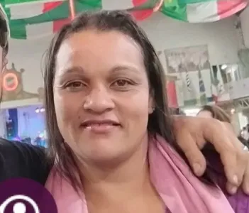 Homem esfaqueia companheira enquanto ela dormia no Dia dos Namorados