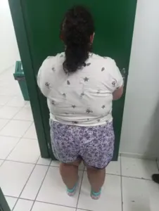Mulher de 37 anos é “adotada” após fingir ter 12, ganha festa de aniversário e acaba presa em SC