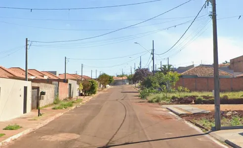 O morador informou que a casa é recém-construída e ainda não possui muros, o que facilitou a ação do suspeito
