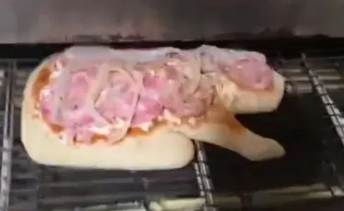 Pizza em formato de capivara anunciada por paróquia