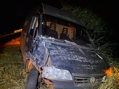 Van ficou destruída após colisão em Palotina