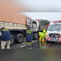 Pai é socorrido em estado de choque após ver filho morrer em acidente de caminhão no PR