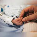 Bebê de 8 meses sofre queimaduras graves em banho dentro de creche no PR