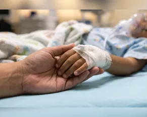 Criança dá entrada em hospital com sonolência, equipe aciona PM e pai acaba preso; entenda