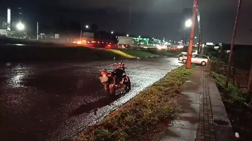 Acidente envolveu uma motocicleta e um Fiat Palio