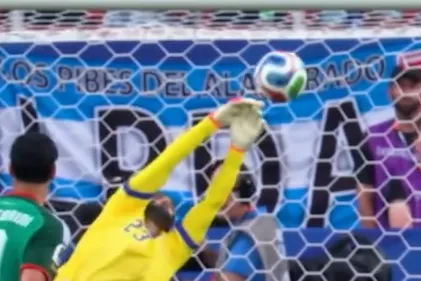 Goleiro da Argélia, filho de Zidane, vira piada na web após falhar em gols; veja