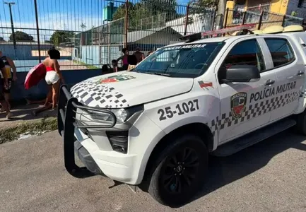 Para evitar a continuidade das agressões, o homem se atirou ao chão, fechou os olhos e permaneceu imóvel, simulando estar desacordado