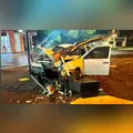 Carro bate em poste e motorista fica ferido em Manoel Ribas