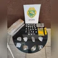 Avô autoriza buscas e polícia encontra tambor com drogas em Califórnia