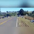 Caminhões tombados têm carga saqueada no PR; condutor de um dos veículos ficou gravemente ferido