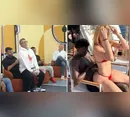 Craque Neto imita foto de Virginia no colo de Vini Jr. e senta no colo de jornalista
