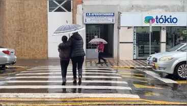 Frente fria traz chuva para Apucarana e derruba temperaturas no Paraná neste domingo