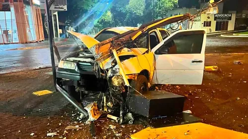 Carro ficou danificado após atingir um poste na Praça Central de Manoel Ribas