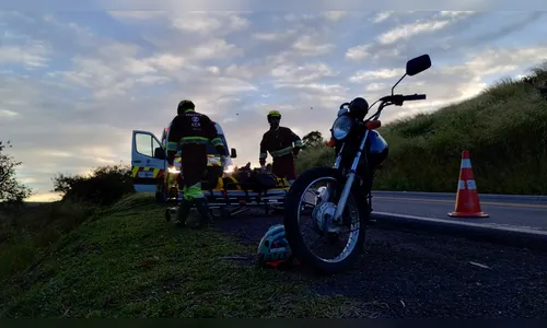 Motociclista é socorrida após acidente no Contorno Norte de Apucarana