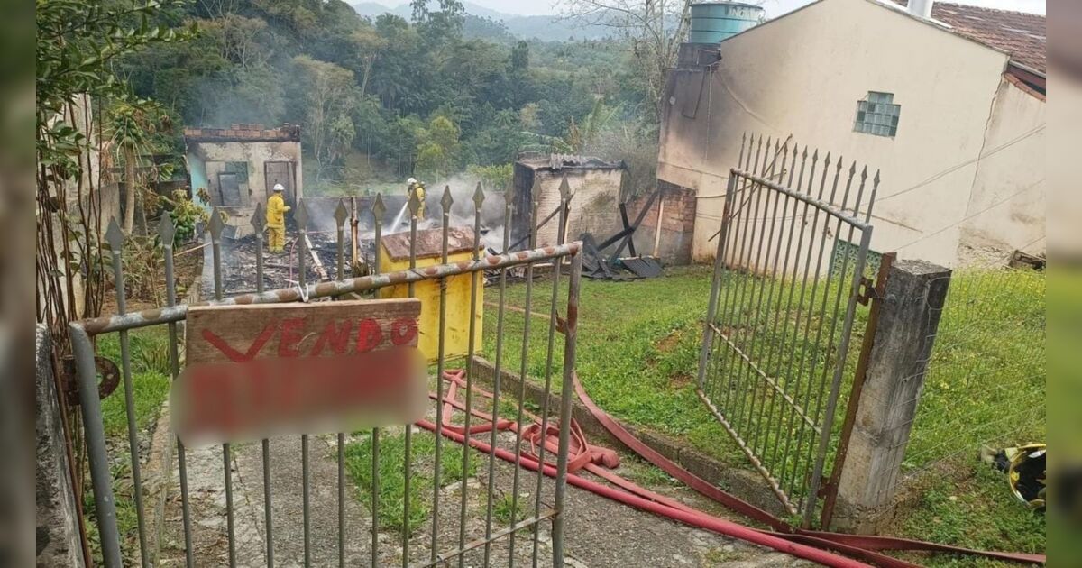 Homem ateia fogo na própria casa, chama a polícia e espera prisão em ponto de ônibus