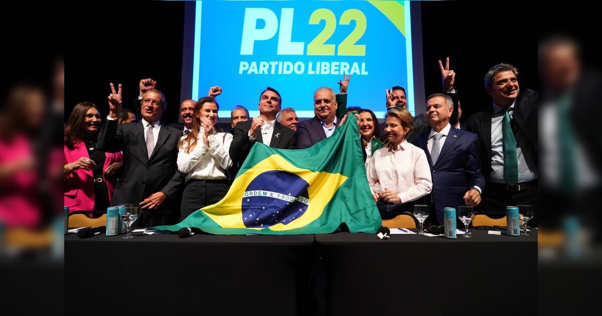 Flávio Bolsonaro anuncia deputado Alfredo Gaspar para vice em chapa pura do PL