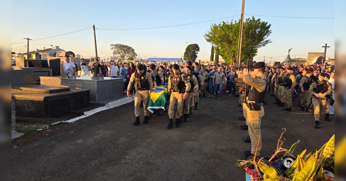 Sob forte comoção e honras militares, PM morto em confronto é sepultado em Apucarana