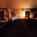 Caminhão pega fogo na PR-323 e motorista fica ferido em Sertanópolis
