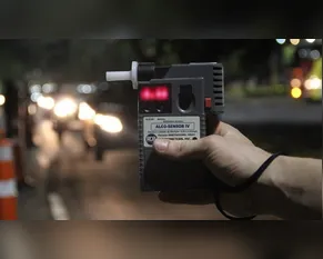 Motorista embriagado quase atropela crianças e é preso em Apucarana