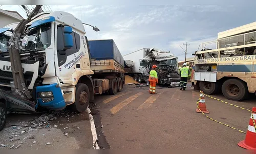 Engavetamento com quatro carretas e dois carros deixa feridos no Paraná