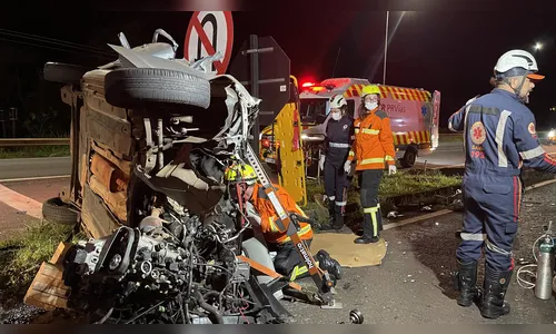 Jovem fica ferido após colisão com carreta e capotamento na BR-369 em Arapongas