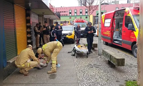Mulher tem 65% do corpo queimado após ser atacada por companheiro em praça no PR