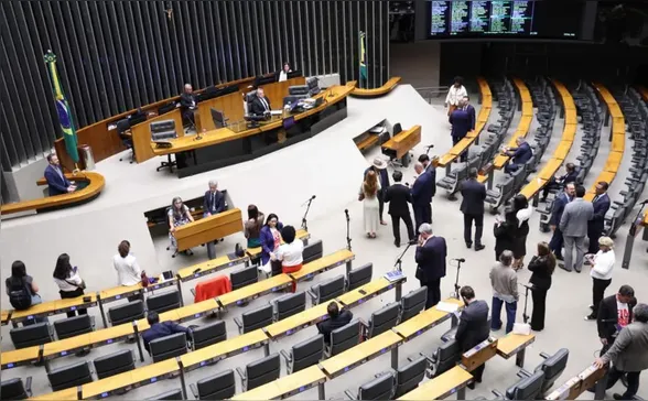 Dezenas de ex-deputados buscam mandato