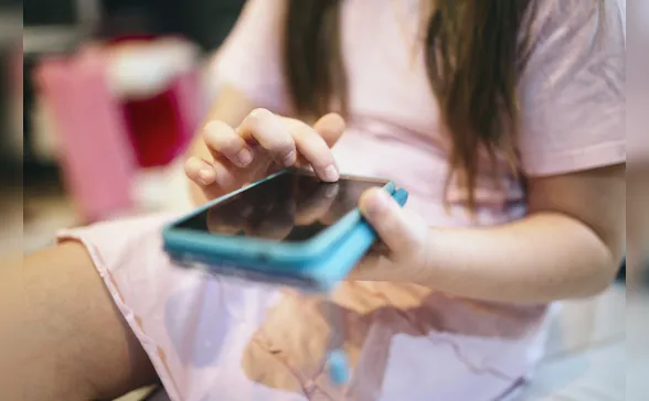 França restringe redes sociais para menores de 15 anos e reacende o debate sobre proteção digital