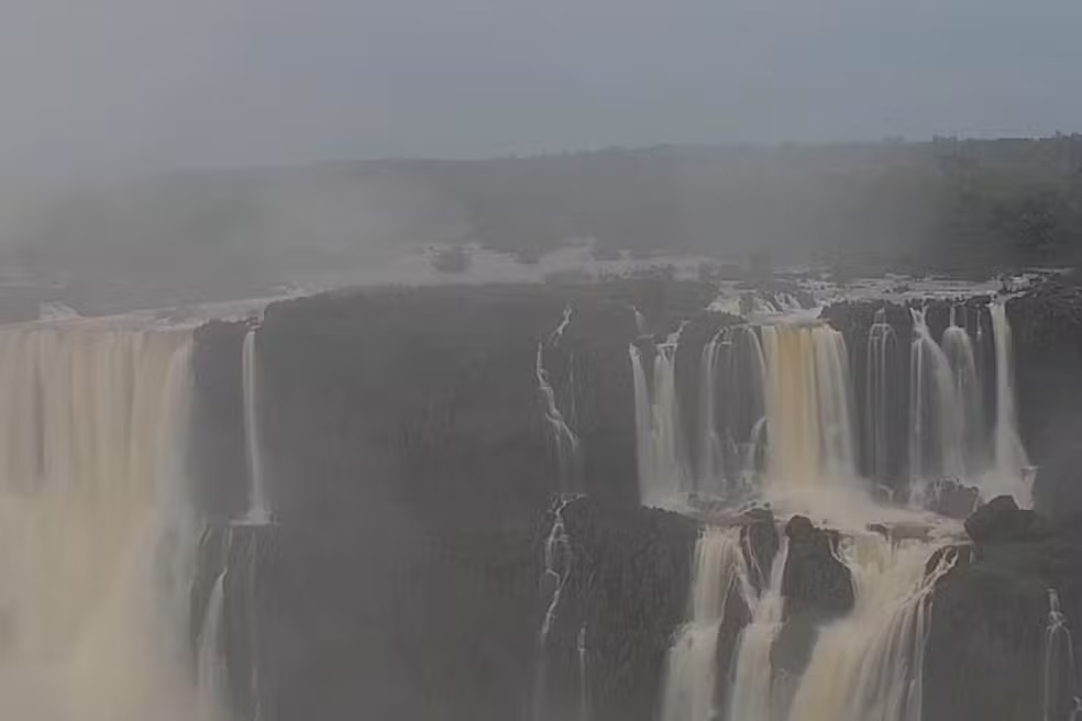 cataratas-do-igua-u-desmontam-passarelas-da-garganta-do-diabo