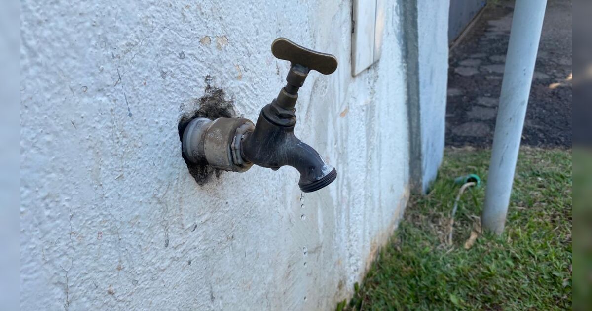 Cano de água com vazamento controlado