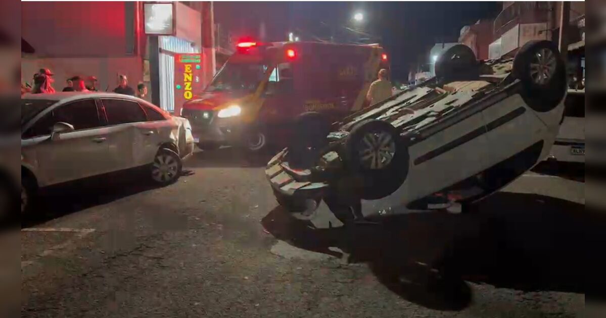 Carro capotado na rua Albatroz Real, envolvendo uma mãe e seu bebê