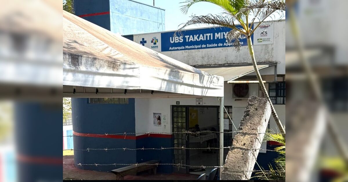 Homem com sacola grande sendo abordado por policiais na rua durante a madrugada