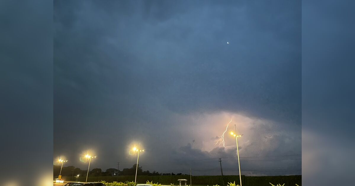 Nuvens carregadas e ventos fortes na região Sul do Brasil, indicativos de tempestades intensas.