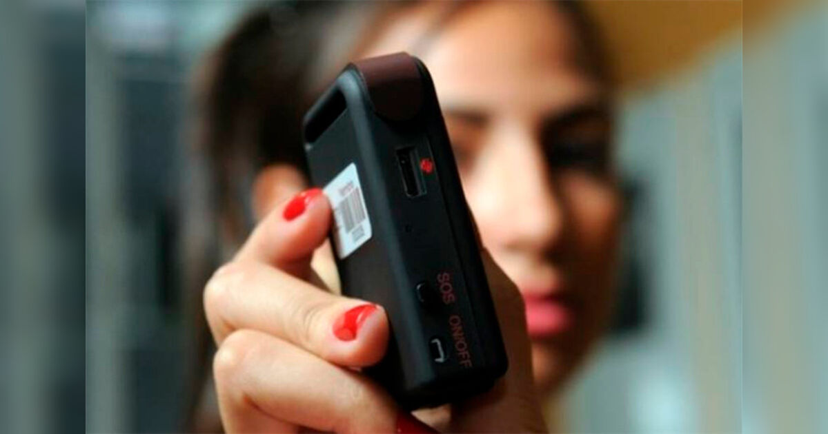 Homem sendo abordado por policiais em Apucarana após ação de filha com Botão do Pânico