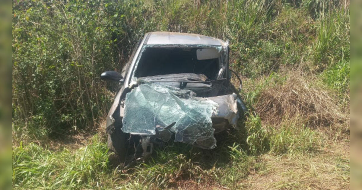 Carro Hyundai HB20 e caminhão após colisão na rodovia PR-170 em Guarapuava