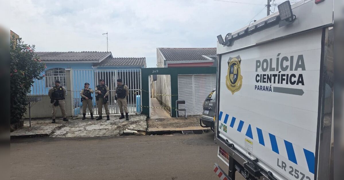 Homem de 26 anos sendo conduzido pela polícia em Apucarana