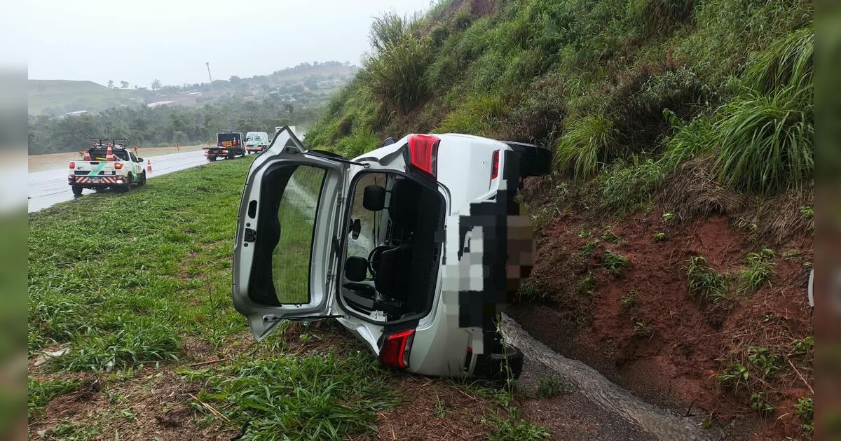 Carro colidindo contra um barranco na rodovia PR-444, em Apucarana