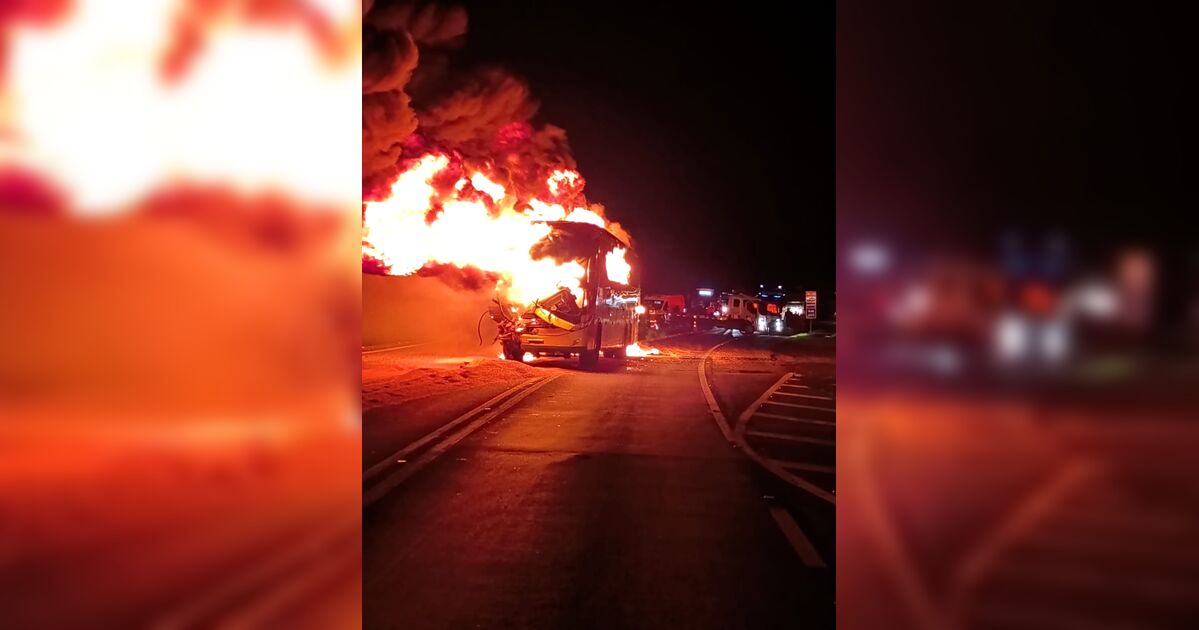 Ônibus em chamas na BR-376 com bombeiros resgatando passageiros