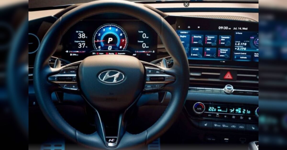 Hyundai HB20 preto estacionado na rua