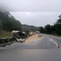 Tombamento de caminhão interdita parcialmente a BR-277 no Litoral do Paraná